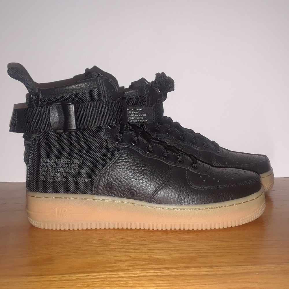 NWT Nike Air Force 1 Mid Black Gum